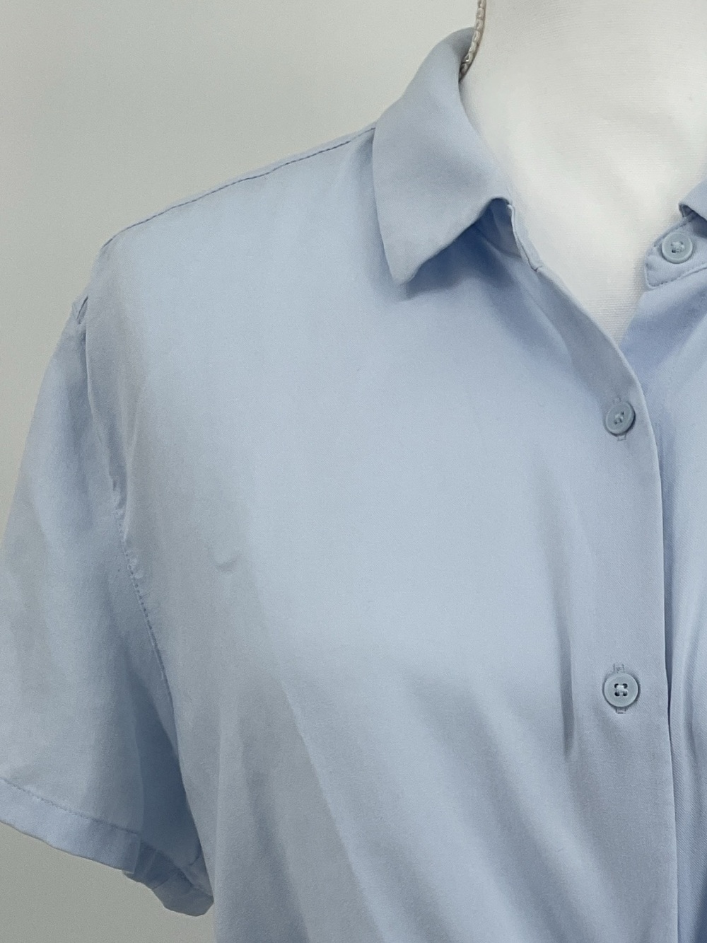 Uniqlo Soft Powder Blue Short Sleeve Button Front Blouse Women's Size M